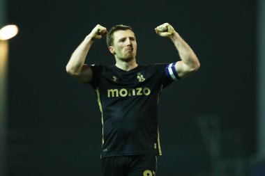 Coventry City 'den Jamie Allen, 21 Ocak 2025' te İngiltere 'nin Blackburn kentinde oynanan Blackburn Rovers-Coventry City maçında tam zamanlı ıslık çaldıktan sonra taraftarlarıyla kutluyor.