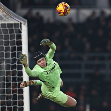Derby County 'den Jacob Widell Zetterstrm, 21 Ocak 2025' te İngiltere 'nin Pride Park Stadyumu' nda oynanan Gökyüzü İddia Şampiyonası maçında Derby County - Sunderland maçında bir kurtarış yaptı.