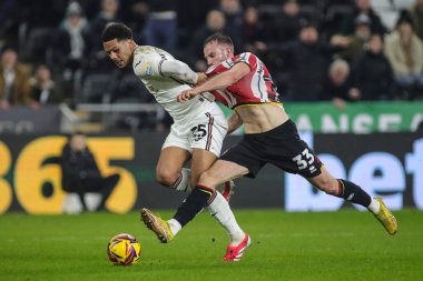 Sheffield United 'dan Rhys Norrington-Davies, Swansea City' den Myles Peart-Harris ile 21 Ocak 2025 'te Swansea.com Stadyumu' nda oynanan Swansea City-Sheffield United maçında kapışıyor.