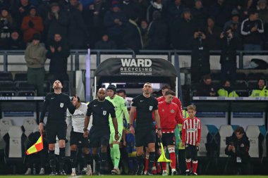 Takımlar, 21 Ocak 2025 'te İngiltere' nin Derby şehrindeki Pride Park Stadyumu 'nda oynanan Derby County - Sunderland maçından önce sahaya çıkacaklar.