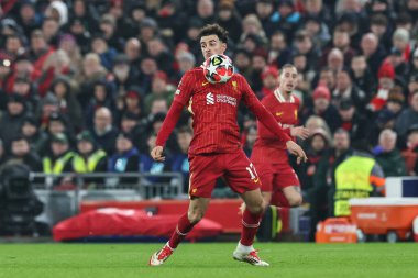 Liverpool 'lu Curtis Jones, 21 Ocak 2025 tarihinde İngiltere' nin Liverpool kentinde Liverpool-Liverpool Ligi maçında topu kontrol ediyor.
