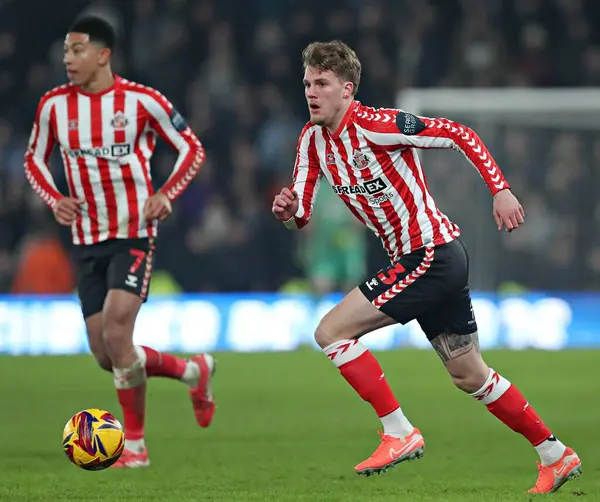 Sunderland takımından Leo Hjelde 21 Ocak 2025 'te İngiltere' nin Pride Park Stadyumu 'nda oynanan Derby County - Sunderland maçında