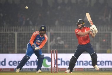 İngiltere 'nin kaptanı Jos Buttler, Hindistan' ın Kolkata kentindeki Eden Gardens 'ta Hindistan ile İngiltere arasında oynanan ilk T20 kriket maçında vuruş yaptı. 22 Ocak 2025.