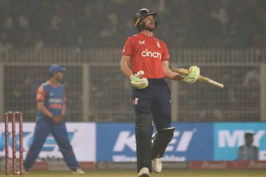 İngiltere 'nin kaptanı Jos Buttler, 22 Ocak 2025' te Kolkata 'daki Eden Gardens' ta Hindistan ile İngiltere arasında oynanan ilk 2020 uluslararası kriket maçında görevden alındıktan sonra pavyona geri dönüyor..