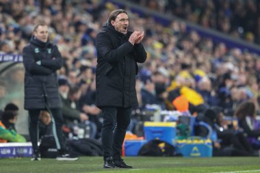 Leeds United 'ın Daniel Farke Menajeri, 22 Ocak 2025 tarihinde Leeds, İngiltere' deki Elland Road 'da oynanan Sky Bet Şampiyonası maçında takımını alkışlıyor.