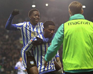 Sheffield 'li Di' Shon Bernard Çarşamba günü Sheffield 'li Djeidi Gassama ile 22 Ocak 2025' te Sheffield, İngiltere 'deki Hillsborough' da Çarşamba günü Bristol City 'ye karşı oynanan Gökyüzü İddia Şampiyonası maçında golünü kutluyor.