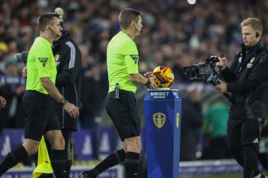 Hakem Matt Donohue, 22 Ocak 2025 'te İngiltere' nin Elland Road kentinde oynanan Sky Bet Şampiyonası maçında topu alıyor.