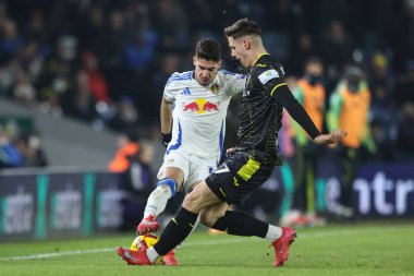 Leeds United 'dan Solomon Malikânesi ve Norwich City' den Ante Crnac 22 Ocak 2025 'te İngiltere' nin Leeds şehrinde oynanan Sky Bet Şampiyonası maçında top için mücadele ediyorlar.
