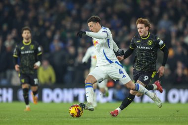 Leeds United takımından Ethan Ampadu, 22 Ocak 2025 tarihinde Leeds, İngiltere 'deki Elland Road' da oynanan Sky Bet Şampiyonası maçında topu aldı.