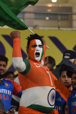 Hint kriket taraftarları vücutlarını Hint ulusal bayrağıyla boyuyor. Hindistan ile İngiltere arasındaki 1. T20I 'den önce 22 Ocak 2025' te Hindistan 'ın Kolkata kentindeki Eden Gardens' ta stadyuma girer.. 