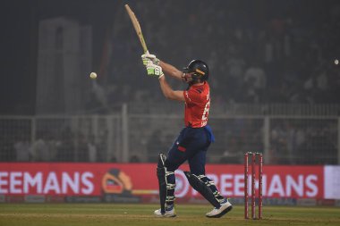İngiltere 'nin kaptanı Jos Buttler, Hindistan, Hindistan, Çarşamba, 22 Ocak 2025' te Eden Gardens 'ta Hindistan ile İngiltere arasında oynanan ilk T20 kriket maçında atış yaptı.