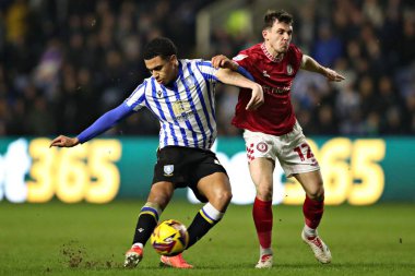 Sheffield 'li Shea Charles Çarşamba günü Bristol City' li Jason Knight 'ın 22 Ocak 2025' te İngiltere 'nin başkenti Sheffield' de Bristol City 'ye karşı oynadığı maçta baskısı altında.