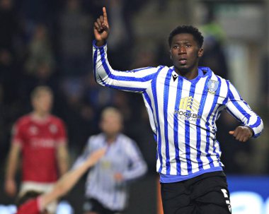 Sheffield Wednesday 'den Djeidi Gassama, 22 Ocak 2025' te İngiltere 'nin Sheffield kentinde Çarşamba günü Bristol City' ye karşı oynanan Gökyüzü İddia Şampiyonası maçında golünü kutluyor.