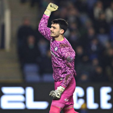 Bristol City 'den Max O' Leary, Bristol City 'den Nahki Wells' in 22 Ocak 2025 'te İngiltere' nin başkenti Hillsborough 'da Çarşamba günü Bristol City' ye karşı oynanan Gökyüzü İddia Şampiyonası maçında attığı ilk golü kutluyor.