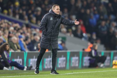 Johannes Hoff Thorup Norwich City teknik direktörü takımına Gök İddia Şampiyonası maçında Leeds United ile Norwich City arasında 22 Ocak 2025 'te Leeds, İngiltere' de oynanan Elland Road maçında talimatlar veriyor.