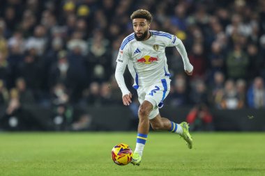 Leeds United takımından Jayden Bogle, 22 Ocak 2025 tarihinde Leeds, İngiltere 'deki Elland Road' da oynanan Sky Bet Şampiyonası maçında topu aldı.