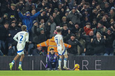 Leeds United takımından Daniel James, 22 Ocak 2025 'te Leeds, İngiltere' deki Elland Road 'da oynanan Sky Bet Şampiyonası maçında 2-0' lık galibiyetini kutluyor.
