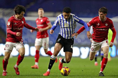 Sheffield 'li Shea Charles Çarşamba günü Bristol City' den Yu Hirakawa ve Bristol City 'den Max Bird' ün 22 Ocak 2025 'te İngiltere' nin başkenti Sheffield 'da Bristol City' e karşı oynadıkları karşılaşmada baskı altında.