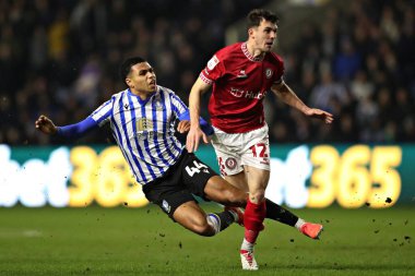 Sheffield 'li Shea Charles Çarşamba günü Bristol City' li Jason Knight 'ın 22 Ocak 2025' te İngiltere 'nin başkenti Sheffield' de Bristol City 'ye karşı oynadığı maçta baskısı altında.