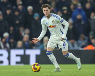 Leeds United takımından Joe Rodon, 22 Ocak 2025 tarihinde Leeds, İngiltere 'deki Elland Road' da oynanan Leeds United - Norwich City maçında topla birlikte oynadı.