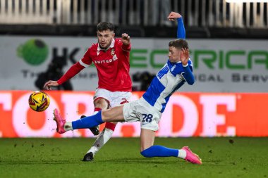 Wrexham 'dan Ryan Barnett, Birmingham City' den Jay Stansfield ile Wrexham-Birmingham maçı sırasında SToK Cae Ras, Wrexham, İngiltere, 23 Ocak 2025 'te karşılaştı.
