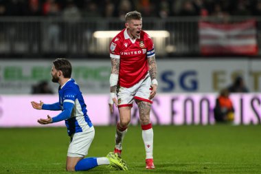 Wrexham 'dan James McClean, Wrexham-Birmingham City maçında hakem Will Finnie' nin aldığı karara tepki gösterdi. Wrexham - SToK Cae Ras, Wrexham, İngiltere, 23 Ocak 2025