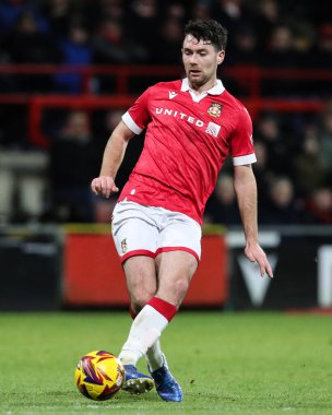 Wrexham 'dan Thomas O' Connor, Wrexham 'a karşı Birmingham City' nin 23 Ocak 2025 'te oynadığı Wrexham maçında pas veriyor.