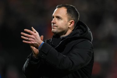 Birmingham City 'nin Chris Davies Menajeri, Wrexham - Birmingham City maçı sonunda taraftarları alkışlıyor. SToK Cae Ras, Wrexham, Birleşik Krallık, 23 Ocak 2025