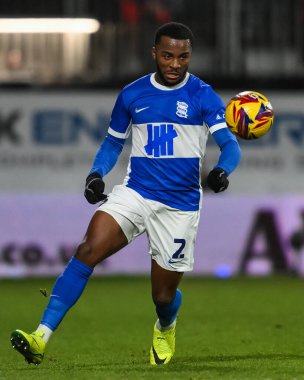 Birmingham City 'den Ethan Laird, 23 Ocak 2025' te İngiltere 'nin Wrexham-Birmingham City maçında topla bir çıkış yaptı.