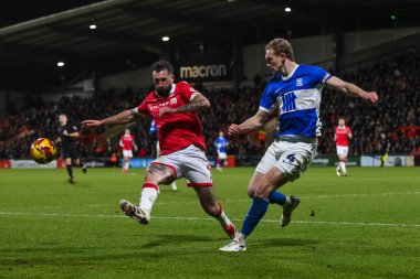 Birmingham City 'den Christoph Klarer, Wrexham' lı Ollie Palmer 'ın Wrexham Ligi 1 karşılaşmasında Wrexham' a karşı Birmingham City, Wrexham, İngiltere 'de 23 Ocak 2025' te oynanan karşılaşmada yaptığı baskıya rağmen topu temizliyor.