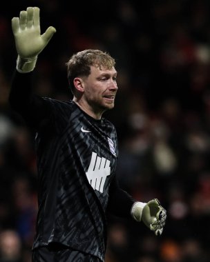 Birmingham City 'den Ryan Allsop, Wrexham-Birmingham maçı sırasında takım arkadaşlarına talimat veriyor. Wrexham, SToK Cae Ras, Wrexham, İngiltere, 23 Ocak 2025