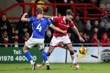 Birmingham City 'den Christoph Klarer ve Wrexham' dan Ollie Palmer, Wrexham - Birmingham City maçı sırasında Wrexham - SToK Cae Ras, Wrexham, Birleşik Krallık, 23 Ocak 2025