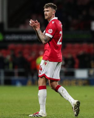 Wrexham 'dan Dan Scarr, Wrexham - Birmingham City maçı sonrasında Wrexham maçının taraftarlarını alkışlıyor.