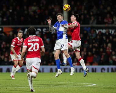 Birmingham City 'den Lyndon Dykes, Wrexham' lı Thomas O 'Connor' ı, Wrexham - Birmingham City maçı sırasında 23 Ocak 2025 'te SToK Cae Ras, Wrexham, Birleşik Krallık' ta yendi.