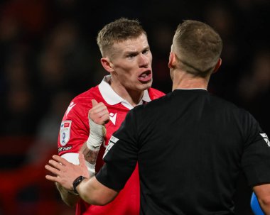 Wrexham 'dan James McClean, Wrexham - Birmingham City maçında Wrexham - SToK Cae Ras, Wrexham, Birleşik Krallık, 23 Ocak 2025' te Hakem Will Finnie ile konuştu.