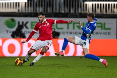 Wrexham 'dan Ryan Barnett, Birmingham City' den Jay Stansfield 'ın baskılarına rağmen Wrexham' a karşı Birmingham City maçı sırasında SToK Cae Ras, Wrexham, İngiltere 'de 23 Ocak 2025' te