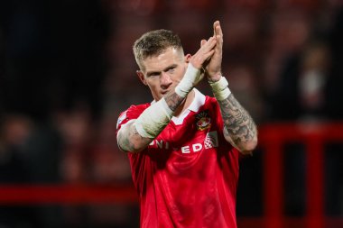 Wrexham 'dan James McClean, Wrexham - Birmingham City maçı sonunda taraftarları alkışlıyor. SToK Cae Ras, Wrexham, Birleşik Krallık, 23 Ocak 2025