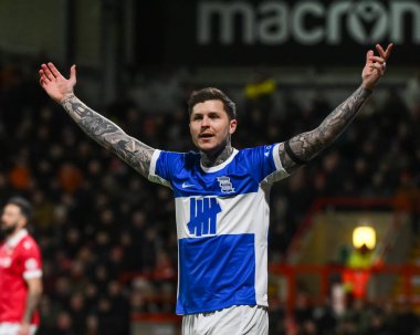 Birmingham City 'den Lyndon Dykes, Wrexham - Birmingham City maçında hakem Will Finnie' ye sesleniyor. SToK Cae Ras, Wrexham, Birleşik Krallık, 23 Ocak 2025