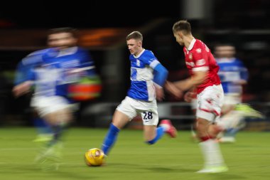 Birmingham City 'den Jay Stansfield, Wrexham' a karşı Birmingham City, Wrexham, Wrexham, İngiltere 'de 23 Ocak 2025' te oynanan maçta topa vuruyor.