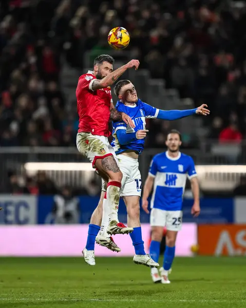 Wrexham 'dan Ollie Palmer ve Birmingham City' den Marc Leonard, Wrexham - Birmingham City maçı sırasında, Wrexham - SToK Cae Ras, Wrexham, Birleşik Krallık, 23 Ocak 2025