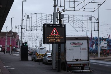 Bir turist bilgi panosu, 24 Ocak 2025 'te İngiltere' nin Blackpool kentinin Meteoroloji Müdürlüğü tarafından yapılan Amber uyarısı sonrasında Storm Owen 'ın Blackpool Gezinti Alanı' nı vurması üzerine Amber Wind uyarısı yaptı.