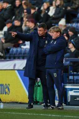Preston North End 'in Paul Heckingbottom teknik direktörü 25 Ocak 2025' te İngiltere 'nin Deepdale kentinde oynanan Sky Bet Şampiyonası maçında oyuncularını gösteriyor.
