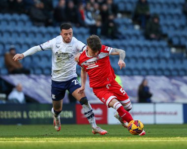 Middlesbrough 'dan Ben Doak, Preston North End' den Sam Greenwood 'un 25 Ocak 2025' te Deepdale, Preston, İngiltere 'de oynanan Sky Bet Şampiyonası maçında süzülerek geçiyor.