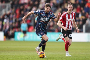 Blackpool 'dan Tom Bloxham, 25 Ocak 2025' te St James 'Park, Exeter, Birleşik Krallık' ta oynanan Sky Bet 1 karşılaşmasında topu düşürüyor.