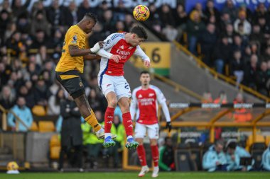 Wolverhampton Wanderers takımından Emmanuel Agbadou 25 Ocak 2025 'te Molineux, Wolverhampton, Birleşik Krallık' ta oynanan Premier League maçında Wolverhampton Wanderers-Arsenal maçında yüksek topu kazanmak için sıçradı.