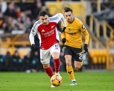 Arsenal 'den Gabriel Martinelli Premier Lig maçı sırasında Molineux, Wolverhampton, Birleşik Krallık' ta Wolverhampton Wanderers - Arsenal maçında topu kırıyor.