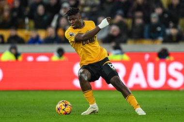 Wolverhampton Wanderers takımından Emmanuel Agbadou, Premier League maçında Wolverhampton Wanderers, Molineux, Wolverhampton, Birleşik Krallık 'ta 25 Ocak 2025' te Arsenal 'e karşı top sürüyor.