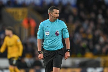 Hakem Michael Oliver Premier Lig maçı sırasında Wolverhampton Wanderers Arsenal 'e karşı Molineux, Wolverhampton, Birleşik Krallık, 25 Ocak 2025