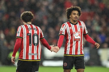 Sheffield United 'dan Sam McCallum Sheffield United 24 Ocak 2025' te Bramall Lane, Sheffield, İngiltere 'de oynanan Sky Bet Şampiyonası maçında Callum O' Hare 'e beşlik çakıyor.