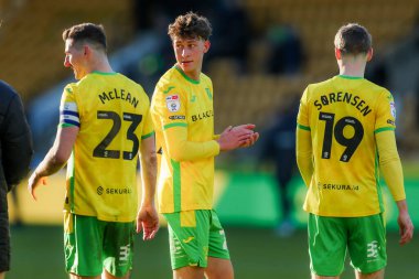 Norwich City 'den Oscar Schwartau, 25 Ocak 2025' te Norwich City ile Norwich City 'nin Carrow Road, Norwich, İngiltere' de oynanan Sky Bet Şampiyonası maçının ardından takımların kazandığı galibiyet sonrasında taraftarları kabul ediyor.